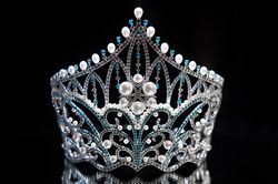 Vương miện Miss World Vietnam 2023 được đính kết hàng nghìn viên đá quý