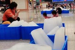 Nóng phát hoảng mà nhà ga tắt điều hòa, làm mát bằng đá tảng, khách mỉa mai 'như thời nguyên thủy'