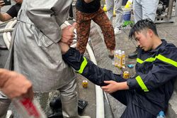 Cháy lớn lúc sáng sớm, lính cứu hỏa cũng bị bỏng
