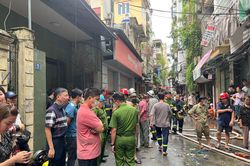 Phó Giám đốc CATP Hà Nội đến chỉ huy hiện trường chữa cháy