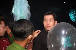 Sàn bar đầy vỏ bóng cười, nhân viên và khách dương tính với ma túy