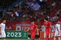 HLV Công An Hà Nội dùng Roberto Baggio để bảo vệ Quang Hải