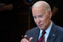 Tổng thống Biden gọi việc gửi đạn chùm cho Ukraine là 'quyết định khó khăn'