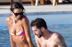 Siêu mẫu nóng bỏng với bikini, hôn thủ môn tuyển Đức