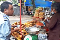 Gọt cóc mỏi tay, 'tiểu thư' Sài thành xưa kiếm tiền triệu mỗi ngày