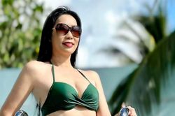 Trịnh Kim Chi mặc bikini khoe dáng đẹp miễn chê ở tuổi 52