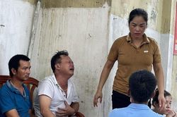 Vụ cháy 3 người tử vong ở Hà Nội: Bố ngã quỵ, bật khóc gọi tên con