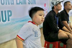 'Hai người cha' luôn sát cánh bên cầu thủ nhí 'đặc biệt'
