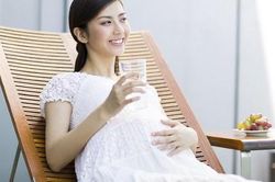Mẹ bầu nên uống bao nhiêu nước là đủ?