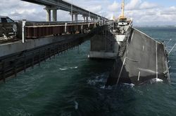 Quan chức Kiev thừa nhận đứng sau vụ tấn công cầu Crimea?
