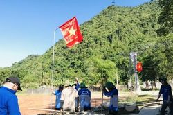 Thanh niên tình nguyện làm đường cờ, sửa chữa điện cho bà con bản làng