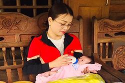 Mồ côi mẹ từ thuở lọt lòng, bé gái lay lắt cùng cha giữa bản nghèo heo hút