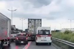 Xe cứu thương gặp khó trên cao tốc vì hàng loạt ô tô đi vào làn khẩn cấp