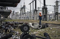 Một nửa hạ tầng năng lượng Ukraine bị phá hủy, Nga tạm dừng lưu thông cầu Crưm