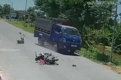 Clip: Ô tô tải tông bay xe máy dừng đột ngột, tài xế thoát đại nạn khó tin