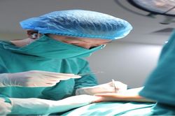 Bị bỏng nước canh, người đàn ông tự ý đắp thuốc không rõ nguồn gốc