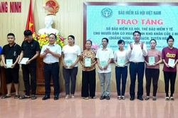 Tặng 690 sổ bảo hiểm xã hội, thẻ bảo hiểm y tế cho người có hoàn cảnh khó khăn