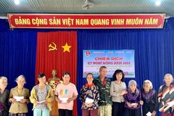 Tặng quà và khám, phát thuốc miễn phí cho người có công ở xã Ia Phìn