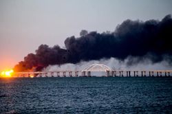 Nga gọi Ukraine là 'khủng bố' vì thừa nhận tấn công cầu Crimea