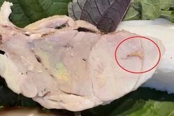 Bị khách tố trong thịt có giòi, chủ quán ăn ở TPHCM nói gì?