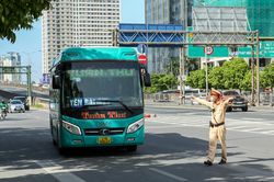 Chạy xe khách 'rùa bò' bị CSGT xử phạt, tài xế than do ế khách