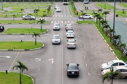 Bằng lái xe B1 được nhiều người chọn bởi dễ học dễ thi, nhưng không biết những điều sau thì dễ tiền mất, tật mang