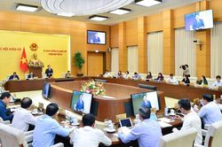 Phiên họp thứ 24 của UBTVQH: Cho ý kiến về dự án Luật Đường bộ