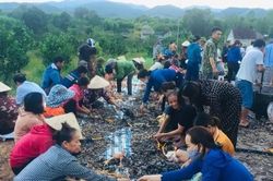 Người dân chung tay giải cứu' 8.000 con gà chết ngạt