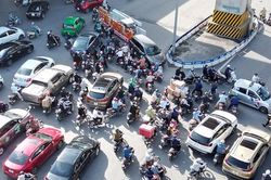 Giao thông hỗn loạn tại nút giao Nguyễn Xiển - Nguyễn Trãi sau phân làn dựng lô cốt