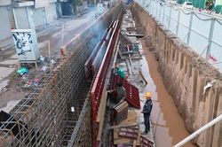 Nhìn từ trên cao tuyến đê bị Hà Nội yêu cầu đắp lại để phòng, chống lũ
