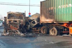 2 xe container va chạm, bốc cháy dữ dội