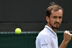 Daniil Medvedev nhẹ lướt vào tứ kết Wimbledon 2023