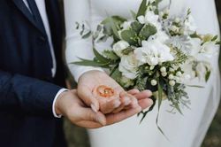 Hai vợ chồng 'chiến tranh lạnh' vì món quà cưới của người cũ