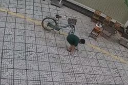 Thấy vài tờ tiền rơi dưới lòng đường, hành động tiếp đó của cậu bé gây bất ngờ