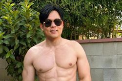 Quang Lê khiến netizen 'lóa mắt' với body săn chắc nổi rõ cơ cuồn cuộn