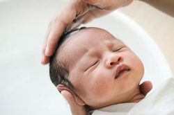 Tóc con lưa thưa, mọc ít, cha mẹ nên áp dụng 6 mẹo đơn giản này