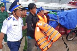 Bắt đối tượng trốn truy nã trên tàu cá giữa biển