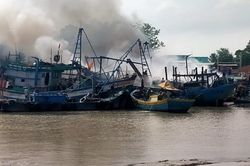 Sáu tàu cá bất ngờ bốc cháy khi đang neo đậu