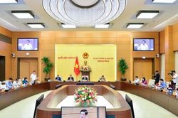 Ủy ban Thường vụ Quốc hội cho ý kiến đối với hai dự án luật về đường bộ