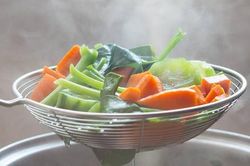 4 nguy cơ sức khỏe khi chỉ ăn đồ luộc để giảm cân