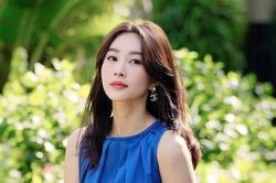 Bao lâu nay, Hoa hậu Đặng Thu Thảo dù rất thích nhưng lại ngại để tóc đen vì một lý do