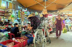 Chặn hàng hóa tăng giá theo lương