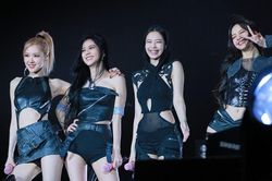 Náo loạn việc bán lại vé concert BlackPink ở Hà Nội