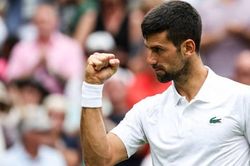 Đánh bại 'thần' giao bóng Ba Lan cao gần 2m, Djokovic vào tứ kết Wimbledon, hẹn Alcaraz ở chung kết