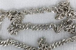Bé trai 6 tuổi nuốt trọn sợi dây chuyền bạc vào bụng