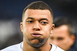 Mbappe chơi tất tay PSG, chấp nhận dự bị cả mùa