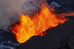 Núi lửa phun trào gần thủ đô của Iceland