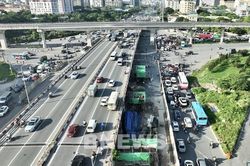 Bổ sung, điều chỉnh biển báo, chu kỳ đèn giảm ùn tắc thi công nút giao Mai Dịch