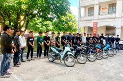 Khởi tố nhóm 'trẻ trâu' lạng lách cùng dao phóng lợn, đinh ba