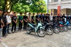Khởi tố 23 thanh niên gây rối trật tự công cộng, gặp người là đánh